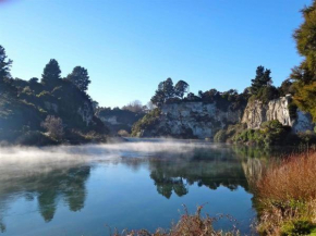 Riverbank Retreat - Taupo Holiday Home